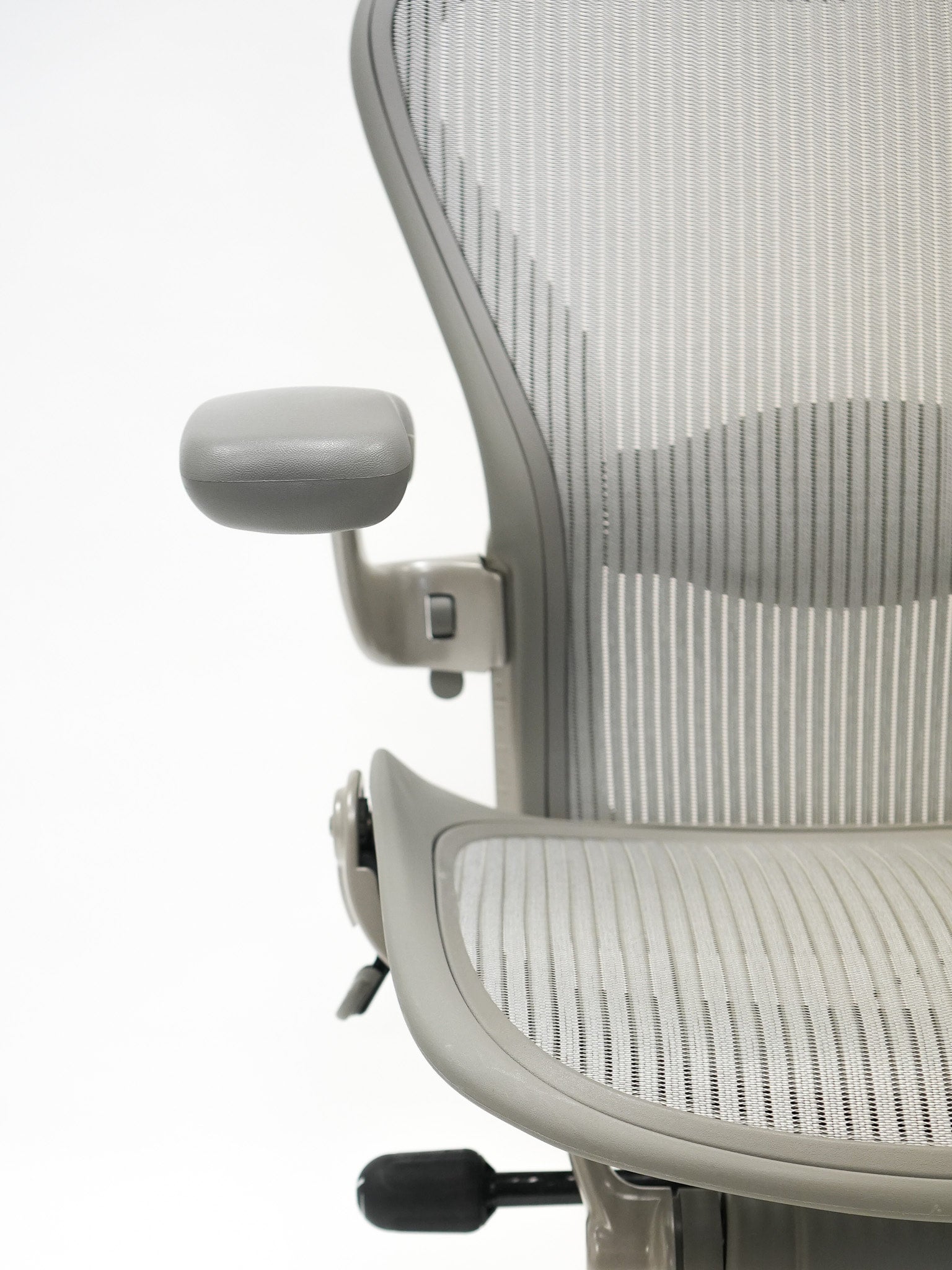 Herman Miller Classic Aeron Chair - Fully Adjustable, Carpet Casters, Size  B (Open Box)